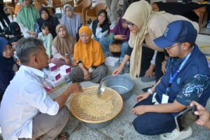 Baituzzakah Pertamina (BAZMA) Refinery Unit VI Balongan menggandeng Mahasiswa Kuliah Kerja Nyata (KKN) Universitas Wiralodra, gelar menggelar Pelatihan Pembuatan Tempe Skala Rumahan bagi kelompok ibu-ibu mantan Tenaga Kerja Wanita (TKW) di Desa Rawadalem, Kecamatan Balongan, Kabupaten Indramayu.(Foto: Istimewa)