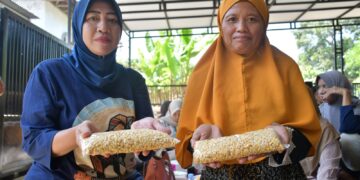 Baituzzakah Pertamina (BAZMA) Refinery Unit VI Balongan menggandeng Mahasiswa Kuliah Kerja Nyata (KKN) Universitas Wiralodra, gelar menggelar Pelatihan Pembuatan Tempe Skala Rumahan bagi kelompok ibu-ibu mantan Tenaga Kerja Wanita (TKW) di Desa Rawadalem, Kecamatan Balongan, Kabupaten Indramayu.(Foto: Istimewa)