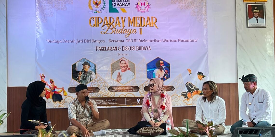 Anggota DPD Dapil Jabar Agita Nurfianti (tengah) menghadiri Pagelaran dan Diskusi Budaya "Ciparay Medar Budaya II" di Kecamatan Ciparay, Kabupaten Bandung, Minggu (5/7/2029).(Foto: Istimewa)