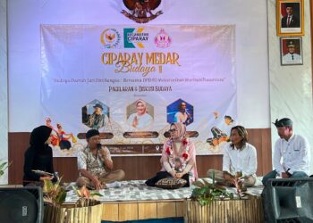 Anggota DPD Dapil Jabar Agita Nurfianti (tengah) menghadiri Pagelaran dan Diskusi Budaya "Ciparay Medar Budaya II" di Kecamatan Ciparay, Kabupaten Bandung, Minggu (5/7/2029).(Foto: Istimewa)