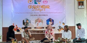 Anggota DPD Dapil Jabar Agita Nurfianti (tengah) menghadiri Pagelaran dan Diskusi Budaya "Ciparay Medar Budaya II" di Kecamatan Ciparay, Kabupaten Bandung, Minggu (5/7/2029).(Foto: Istimewa)