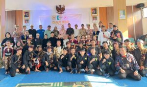 Foto bersama anggota DPD Dapil Jabar Agita Nurfianti bersama budayawan, seniman, komunitas budaya, tokoh masyarakat, dan pemerintahan. (Foto: Istimewa)