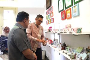 Menteri Perdagangan, Budi Santoso mengunjungi UMKM Coklat nDalam dan Base Artisan di Yogyakarta, Kamis 23 Jul 2026.(Foto: Humas Kemendag)