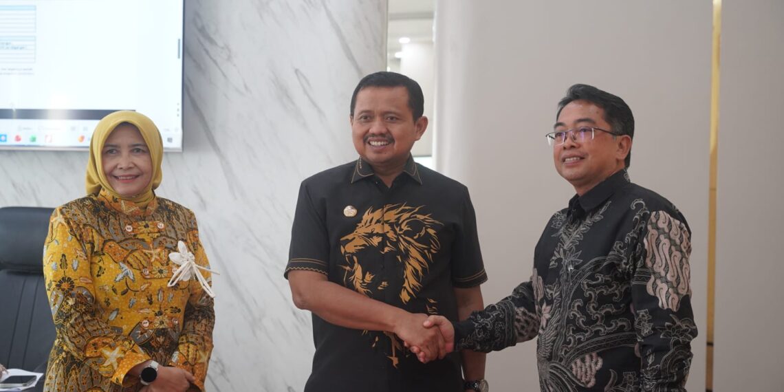 Bupati Sumedang Dony Ahmad Munir menyalami Direksi PT Kampung Makmur Dicky Kurnia.(Foto: Humas Pemkab Sumedang)