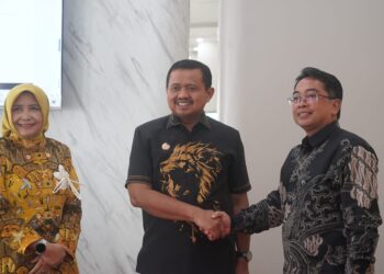 Bupati Sumedang Dony Ahmad Munir menyalami Direksi PT Kampung Makmur Dicky Kurnia.(Foto: Humas Pemkab Sumedang)