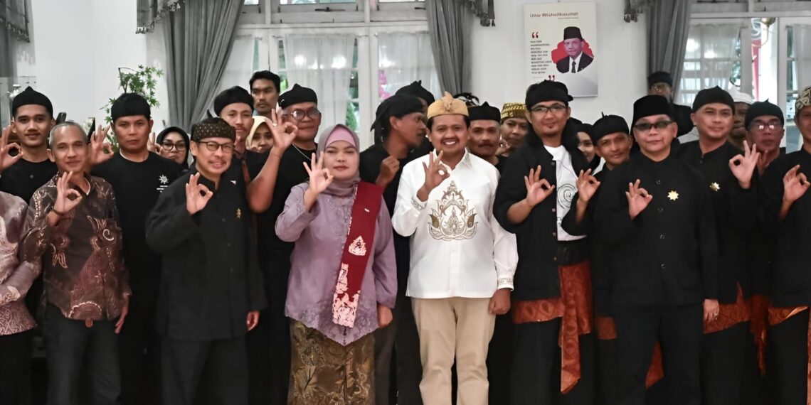 Bupati Sumedang Dony Ahmad Munir (baju putih) melantik Dewan Kebudayaan Sumedang.(Foto: Humas Pemkab Sumedang)