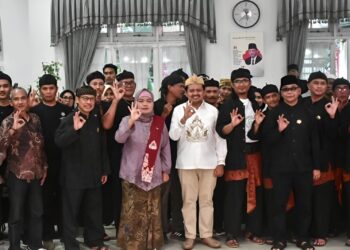 Bupati Sumedang Dony Ahmad Munir (baju putih) melantik Dewan Kebudayaan Sumedang.(Foto: Humas Pemkab Sumedang)