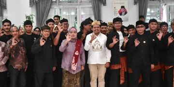 Bupati Sumedang Dony Ahmad Munir (baju putih) melantik Dewan Kebudayaan Sumedang.(Foto: Humas Pemkab Sumedang)