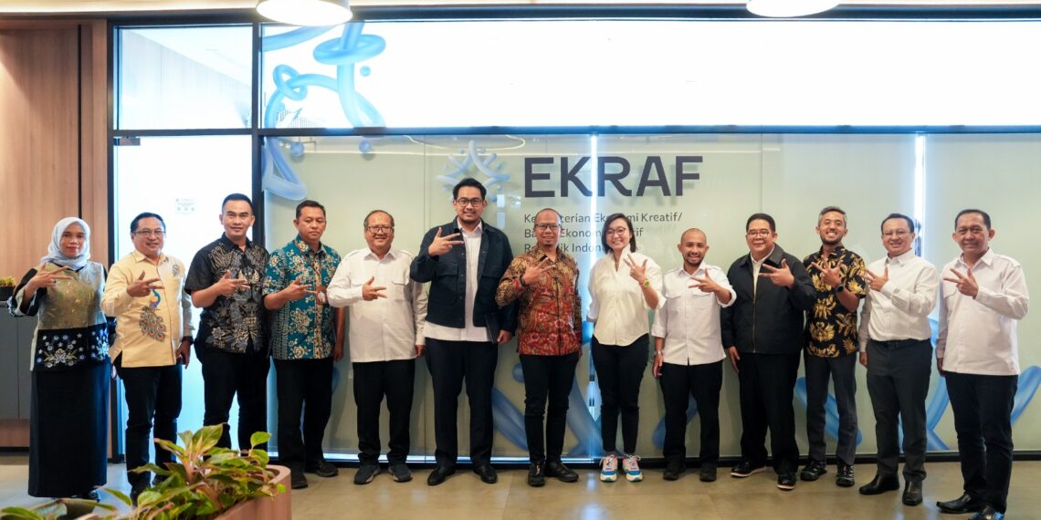 Wakil Menteri Ekraf, Irene Umar, Wali Kota Tasikmalaya, Viman Alfarizi Ramadhan bersama jajaran berfoto bersama di Kantor Kementerian Ekraf, Senin (27/7/2026).(Foto: Humas Kemenekraf)