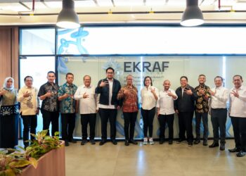 Wakil Menteri Ekraf, Irene Umar, Wali Kota Tasikmalaya, Viman Alfarizi Ramadhan bersama jajaran berfoto bersama di Kantor Kementerian Ekraf, Senin (27/7/2026).(Foto: Humas Kemenekraf)