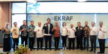 Wakil Menteri Ekraf, Irene Umar, Wali Kota Tasikmalaya, Viman Alfarizi Ramadhan bersama jajaran berfoto bersama di Kantor Kementerian Ekraf, Senin (27/7/2026).(Foto: Humas Kemenekraf)