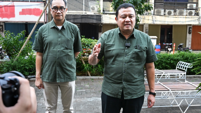 Dirjen Ekosistem Digital Edwin Hidayat Abdullah didampingi Direktur Pengendalian Ekosistem Digital Dany Suwardani usai sidak kepatuhan Registrasi SIM Biometrik di salahsatu pusat perbelanjaan di Jakarta Pusat, Jumat (03/07/2026). Foto: Ardi Widiyansah/Komdigi