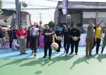 Menpora RI Erick Thohir, membuka Turnamen Open Voli Putri Piala Arie One Cup II di Lapangan Voli RW 013, Villa Mahkota Indah, Bekasi, Jawa Barat, Sabtu (25/7). (foto:Herry/kemenpora.go.id)