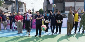 Menpora RI Erick Thohir, membuka Turnamen Open Voli Putri Piala Arie One Cup II di Lapangan Voli RW 013, Villa Mahkota Indah, Bekasi, Jawa Barat, Sabtu (25/7). (foto:Herry/kemenpora.go.id)