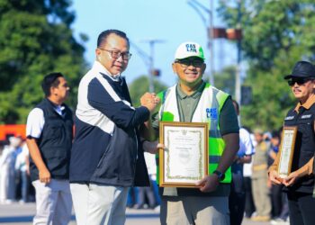 Sejumlah kecamatan dan kelurahan di Kota Bandung menerima bantuan alat pengolah sampah inovatif dari Badan Riset dan Inovasi Nasional (BRIN) pada Apel Siaga Jabar Berseka, Deklarasi Bersama Aksi Pilah Sampah dari Rumah, sekaligus penyerahan Apresiasi Kontribusi dalam Pengelolaan Sampah Jawa Barat di Sport Jabar Arcamanik, Jumat, 24 Juli 2026.(Foto: Humas Pemkot Bandung)