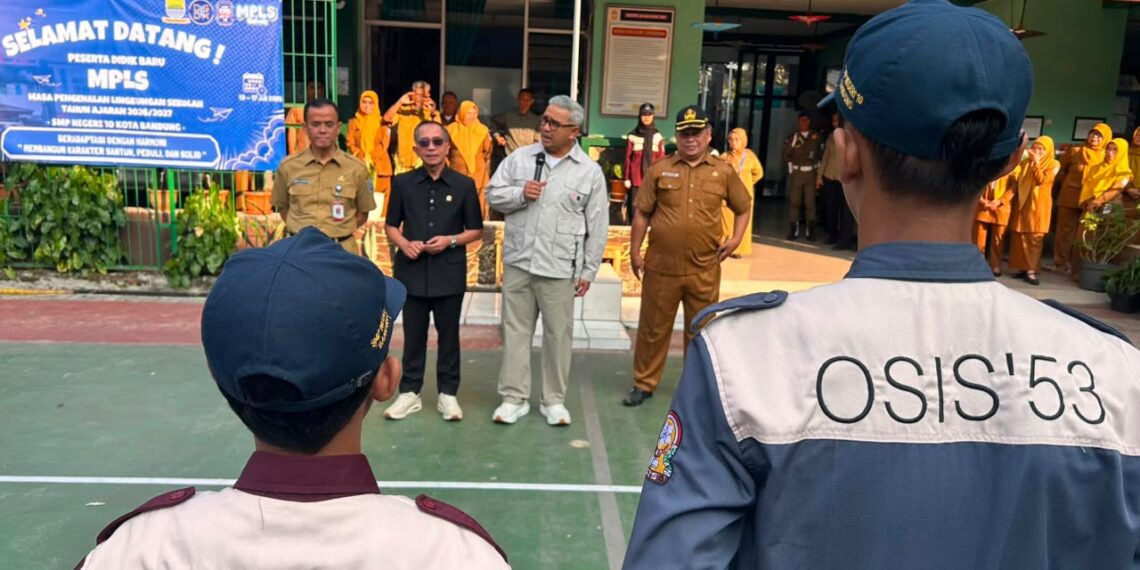 Wali Kota Bandung Farhan meninjau MPLS di sejumlah sekolah. Farhan mengatakan kesehatannya berangsur membaik usai kena Vertigo.(Foto: Humas Pemkot Bandung)