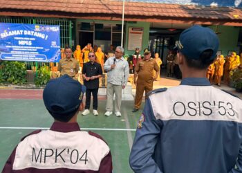 Wali Kota Bandung Farhan meninjau MPLS di sejumlah sekolah. Farhan mengatakan kesehatannya berangsur membaik usai kena Vertigo.(Foto: Humas Pemkot Bandung)