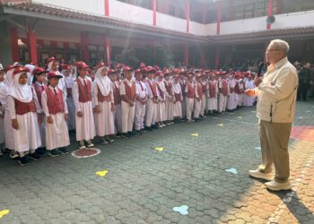 Wali Kota Bandung, Muhammad Farhan, di acara Masa Pengenalan Lingkungan Sekolah (MPLS) Senin 13 Juli 2026.(Foto: Humas Pemkot Bandung)