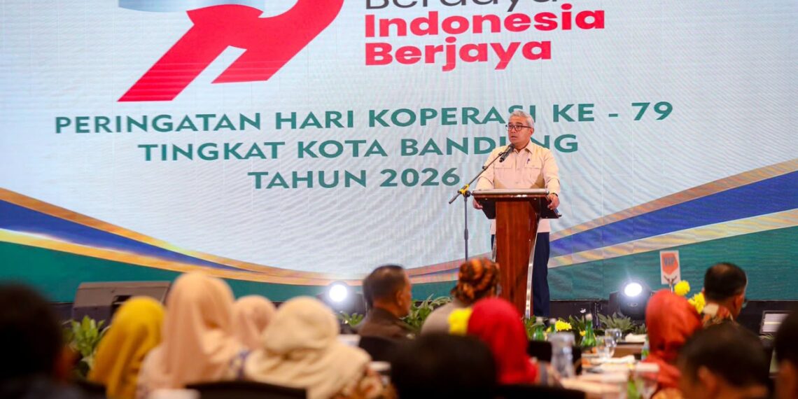 Wali Kota Bandung Muhammad Farhan saat memberikan sambutan di acara peringatan ke-79 Hari Koperasi Nasional (Harkopnas) Kota Bandung di Hotel Harris Festival Citylink, 28 Juli 2026.(Foto: Humas Pemkot Bandung)