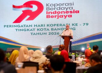 Wali Kota Bandung Muhammad Farhan saat memberikan sambutan di acara peringatan ke-79 Hari Koperasi Nasional (Harkopnas) Kota Bandung di Hotel Harris Festival Citylink, 28 Juli 2026.(Foto: Humas Pemkot Bandung)