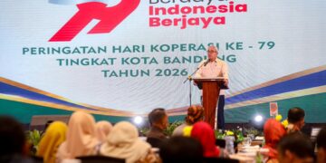 Wali Kota Bandung Muhammad Farhan saat memberikan sambutan di acara peringatan ke-79 Hari Koperasi Nasional (Harkopnas) Kota Bandung di Hotel Harris Festival Citylink, 28 Juli 2026.(Foto: Humas Pemkot Bandung)