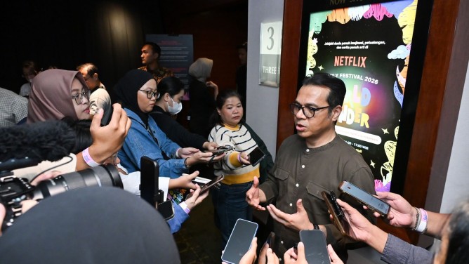 Wamenkomdigi Nezar Patria memberikan keterangan kepada awak media usai acara Netflix Family Festival 2026: World of Wonder di Cinema XXI Senayan City, Jakarta Pusat, Sabtu (11/07/2026). Foto: Ardi Widiyansah/Komdigi