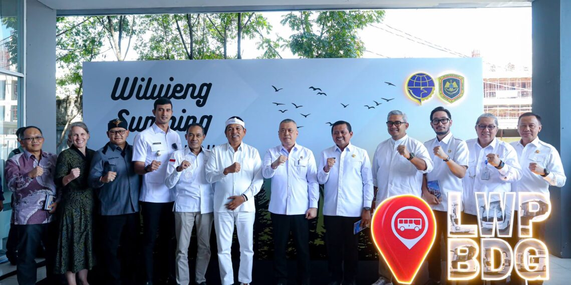 Pejabat berfoto bersama di sela Groundbreaking Indonesia Mass Transit Project (Mastran).(Foto: Humas Pemkot Bandung)