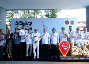 Pejabat berfoto bersama di sela Groundbreaking Indonesia Mass Transit Project (Mastran).(Foto: Humas Pemkot Bandung)