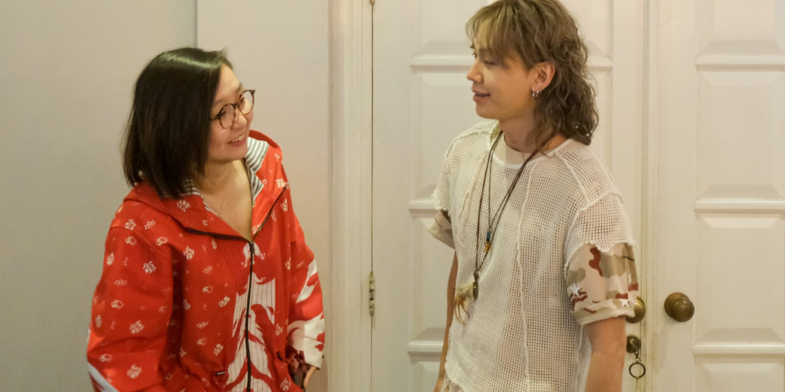 Wakil Menteri Ekonomi Kreatif/Wakil Kepala Badan Ekonomi Kreatif (Ekraf), Irene Umar (kiri), berbincang dengan penyanyi, penulis lagu, dan produser musik asal Korea Selatan, ILHOON (kanan) seusai menerima kunjungan , di Jakarta, Jumat (26/06/2026).(FotoL Dok. Biro Komunikasi Kementerian Ekonomi Kreatif/Badan Ekonomi Kreatif)