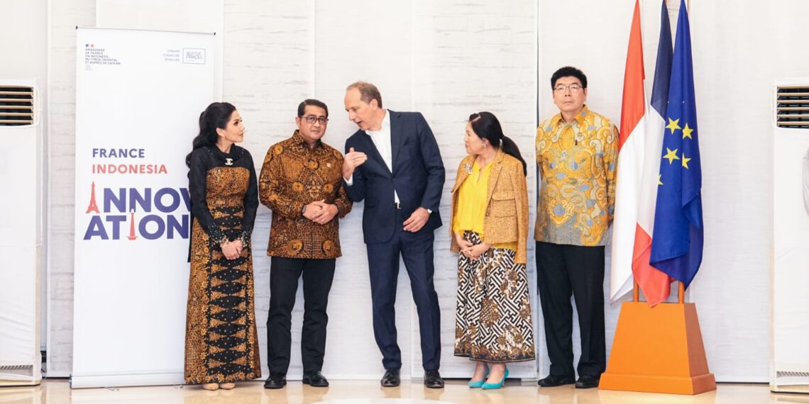 Menteri Ekonomi Kreatif/Kepala Badan Ekonomi Kreatif (Ekraf), Teuku Riefky Harsya (kedua kiri), berbincang dengan Duta Besar Prancis untuk Indonesia, Timor-Leste, dan ASEAN, H.E. Fabien Penone (tengah), saat menghadiri resepsi dan peragaan busana inkubator PINTU France–Indonesia di Kediaman Duta Besar Prancis, Jakarta, Selasa (28/07/2026).(Foto: Dok. Biro Komunikasi Kementerian Ekraf/ Badan Ekonomi Kreatif)