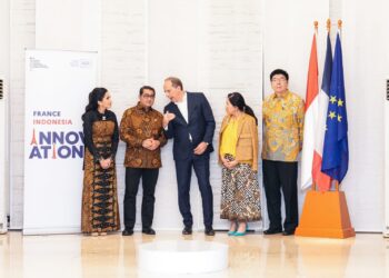 Menteri Ekonomi Kreatif/Kepala Badan Ekonomi Kreatif (Ekraf), Teuku Riefky Harsya (kedua kiri), berbincang dengan Duta Besar Prancis untuk Indonesia, Timor-Leste, dan ASEAN, H.E. Fabien Penone (tengah), saat menghadiri resepsi dan peragaan busana inkubator PINTU France–Indonesia di Kediaman Duta Besar Prancis, Jakarta, Selasa (28/07/2026).(Foto: Dok. Biro Komunikasi Kementerian Ekraf/ Badan Ekonomi Kreatif)