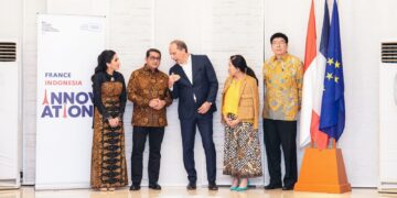 Menteri Ekonomi Kreatif/Kepala Badan Ekonomi Kreatif (Ekraf), Teuku Riefky Harsya (kedua kiri), berbincang dengan Duta Besar Prancis untuk Indonesia, Timor-Leste, dan ASEAN, H.E. Fabien Penone (tengah), saat menghadiri resepsi dan peragaan busana inkubator PINTU France–Indonesia di Kediaman Duta Besar Prancis, Jakarta, Selasa (28/07/2026).(Foto: Dok. Biro Komunikasi Kementerian Ekraf/ Badan Ekonomi Kreatif)