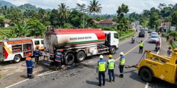 Insiden kebakaran pada ban mobil tangki BBM di Jalan Cianjur–Sukabumi, Kecamatan Warungkondang, Kabupaten Cianjur, pada Senin, 6 Juli 2026 sekitar pukul 14.20 WIB.(Foto: Istimewa)