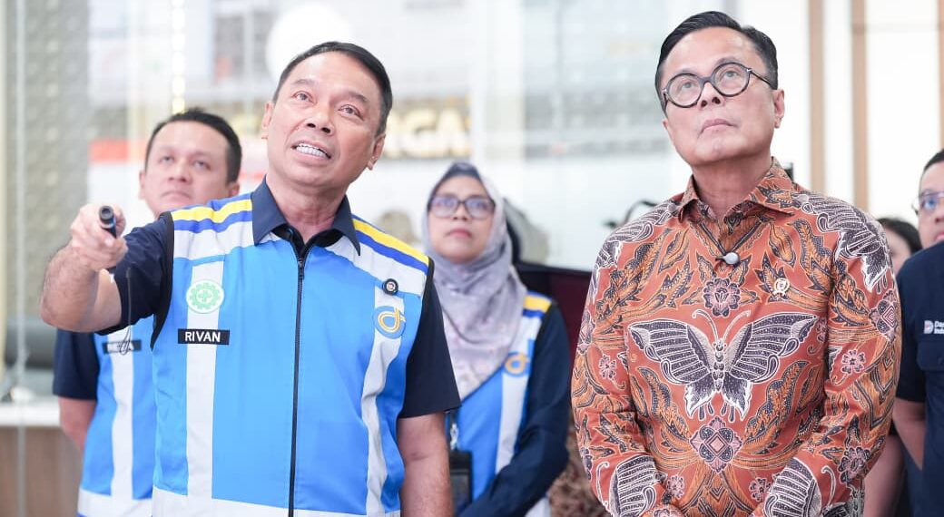 Direktur Utama PT Jasa Marga (Persero) Tbk Rivan A. Purwantono (kiri) dan Kepala Badan Pengelola (BP) BUMN sekaligus Chief Operating Officer (COO) Danantara Indonesia Dony Oskaria saat meninjau Travoy Rest KM 88A dan Travoy Rest KM 88B Jalan Tol Cikampek-Purwakarta-Padalarang (Cipularang), Jawa Barat, pada Selasa (21/07).(Foto: Humas Jasa Marga)