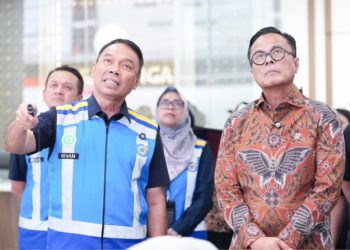 Direktur Utama PT Jasa Marga (Persero) Tbk Rivan A. Purwantono (kiri) dan Kepala Badan Pengelola (BP) BUMN sekaligus Chief Operating Officer (COO) Danantara Indonesia Dony Oskaria saat meninjau Travoy Rest KM 88A dan Travoy Rest KM 88B Jalan Tol Cikampek-Purwakarta-Padalarang (Cipularang), Jawa Barat, pada Selasa (21/07).(Foto: Humas Jasa Marga)