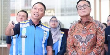 Direktur Utama PT Jasa Marga (Persero) Tbk Rivan A. Purwantono (kiri) dan Kepala Badan Pengelola (BP) BUMN sekaligus Chief Operating Officer (COO) Danantara Indonesia Dony Oskaria saat meninjau Travoy Rest KM 88A dan Travoy Rest KM 88B Jalan Tol Cikampek-Purwakarta-Padalarang (Cipularang), Jawa Barat, pada Selasa (21/07).(Foto: Humas Jasa Marga)