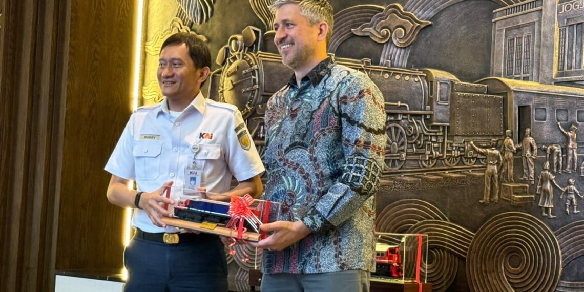 Direktur Utama KAI Bobby Rasyidin dan Senior Vice President International Locomotive Sales and Operations Progress Rail Colin Kerelchuk.(Foto: Humas KAI)
