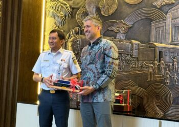 Direktur Utama KAI Bobby Rasyidin dan Senior Vice President International Locomotive Sales and Operations Progress Rail Colin Kerelchuk.(Foto: Humas KAI)