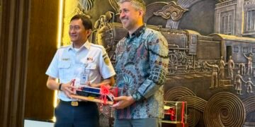 Direktur Utama KAI Bobby Rasyidin dan Senior Vice President International Locomotive Sales and Operations Progress Rail Colin Kerelchuk.(Foto: Humas KAI)