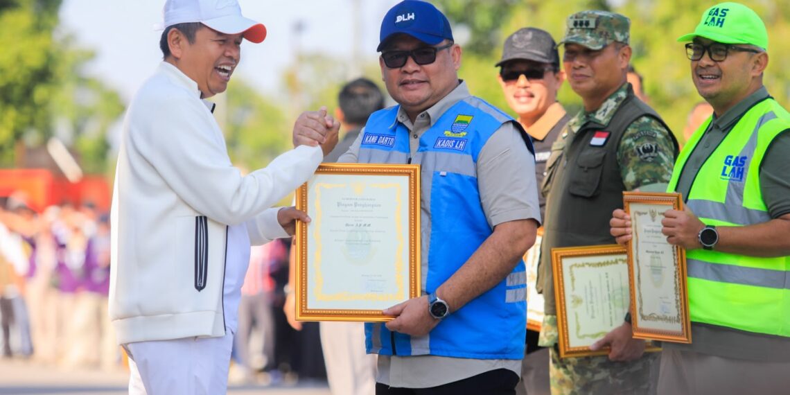 Pemerintah Kota (Pemkot) Bandung kembali menorehkan prestasi di bidang lingkungan hidup dengan meraih penghargaan Apresiasi Komitmen dan Kepemimpinan dalam Pengelolaan Sampah Jawa Barat pada Apel Siaga Jabar Berseka dan Deklarasi Bersama Aksi Pilah Sampah dari Rumah di Sport Jabar Arcamanik, Jumat, 24 Juli 2026.(Foto: Humas Pemkot Bandung)