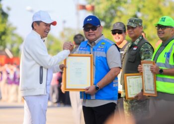 Pemerintah Kota (Pemkot) Bandung kembali menorehkan prestasi di bidang lingkungan hidup dengan meraih penghargaan Apresiasi Komitmen dan Kepemimpinan dalam Pengelolaan Sampah Jawa Barat pada Apel Siaga Jabar Berseka dan Deklarasi Bersama Aksi Pilah Sampah dari Rumah di Sport Jabar Arcamanik, Jumat, 24 Juli 2026.(Foto: Humas Pemkot Bandung)