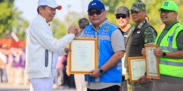 Pemerintah Kota (Pemkot) Bandung kembali menorehkan prestasi di bidang lingkungan hidup dengan meraih penghargaan Apresiasi Komitmen dan Kepemimpinan dalam Pengelolaan Sampah Jawa Barat pada Apel Siaga Jabar Berseka dan Deklarasi Bersama Aksi Pilah Sampah dari Rumah di Sport Jabar Arcamanik, Jumat, 24 Juli 2026.(Foto: Humas Pemkot Bandung)