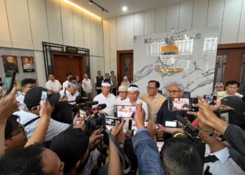 Gubernur Jawa Barat Dedi Mulyadi, Wali Kota Bandung, Muhammad Farhan beserta jajaran usai penandatanganan Naskah Perjanjian Hibah Daerah (NPHD) dan Berita Acara Serah Terima (BAST) di Balai Kota Bandung, Rabu, 29 Juli 2026.(Foto: Humas Pemkot Bandung)