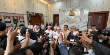 Gubernur Jawa Barat Dedi Mulyadi, Wali Kota Bandung, Muhammad Farhan beserta jajaran usai penandatanganan Naskah Perjanjian Hibah Daerah (NPHD) dan Berita Acara Serah Terima (BAST) di Balai Kota Bandung, Rabu, 29 Juli 2026.(Foto: Humas Pemkot Bandung)