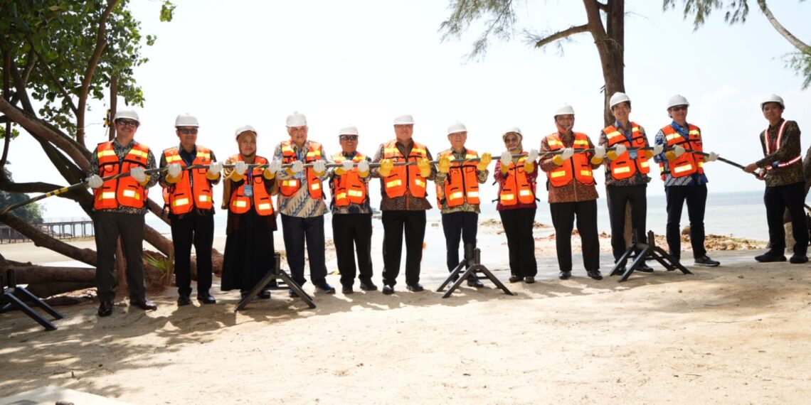 Sistem yang dikembangkan oleh Telin bersama BW Digital ini akan menghadirkan kapasitas tambahan lebih dari 1,6 petabit per detik dengan latensi kurang dari 2 milidetik antara kedua negara.(Foto: Kemenko Perekonomian)