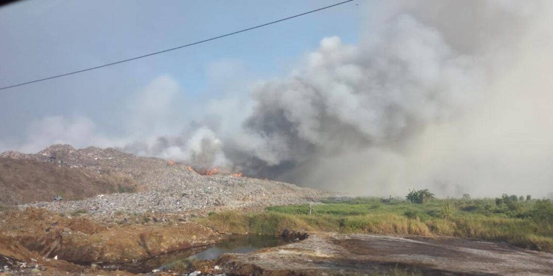Kondisi kebakaran yang melanda empat Pembuangan Akhir (TPA) Jatiwaringin, Kecamatan Mauk, Kabupaten Tangerang, Provinsi Banten, Rabu (1/7). (Foto: BNPB)