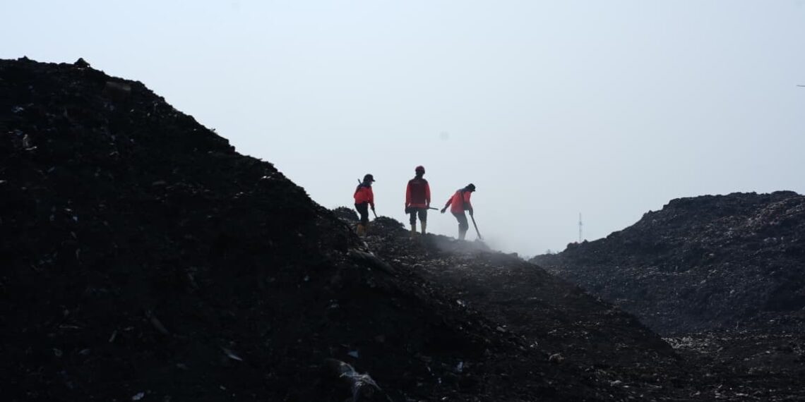 Foto : Petugas gabungan pantang menyerah dalam proses pemadaman api di TPA Jatiwaringin Kecamatan Mauk, Kabupaten Tangerang, Provinsi Banten (9/7) (Bidang Komunikasi Kebencanaan / Beratria Sukisno)