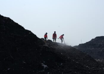 Foto : Petugas gabungan pantang menyerah dalam proses pemadaman api di TPA Jatiwaringin Kecamatan Mauk, Kabupaten Tangerang, Provinsi Banten (9/7) (Bidang Komunikasi Kebencanaan / Beratria Sukisno)
