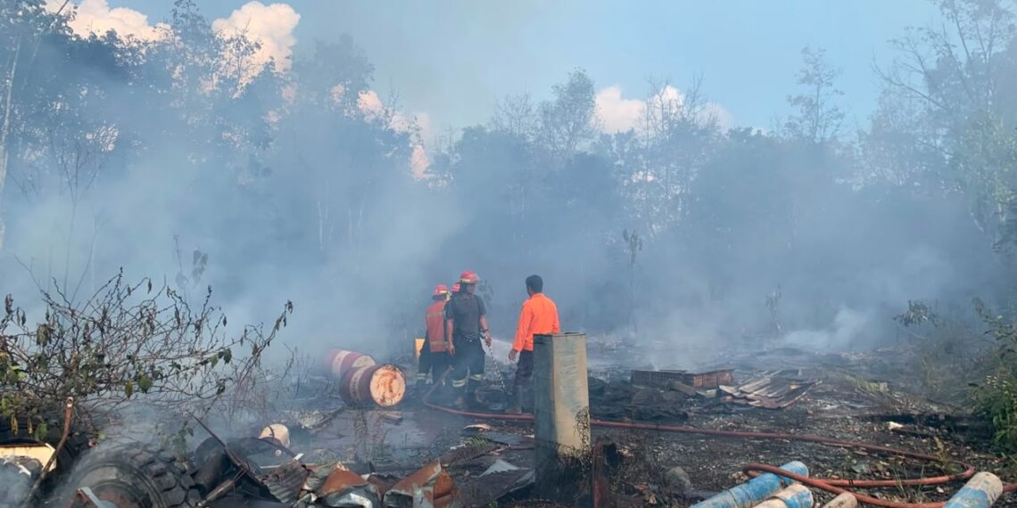 Upaya pemadaman kejadian bencana kebakaran hutan dan lahan di Kecamatan Simpang Empat, Kabupaten Tanah Bumbu, Kalimantan Selatan, Minggu (19/7). (FOTO: BPBD Kabupaten Tanah Bumbu)