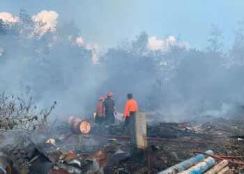 Upaya pemadaman kejadian bencana kebakaran hutan dan lahan di Kecamatan Simpang Empat, Kabupaten Tanah Bumbu, Kalimantan Selatan, Minggu (19/7). (FOTO: BPBD Kabupaten Tanah Bumbu)